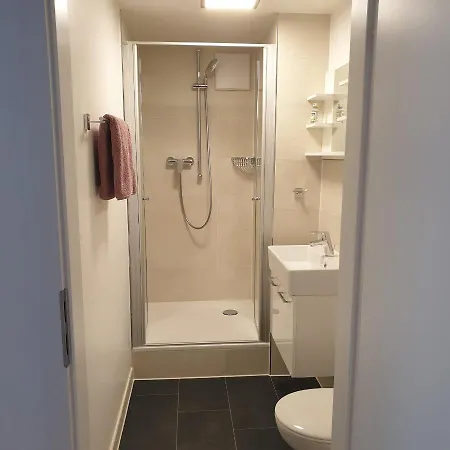 شقة Schoene Souterrainwohnung In *